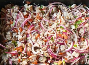 Una foto de Ceviche de pescado en trozos
