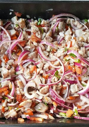 Una foto de Ceviche de pescado en trozos