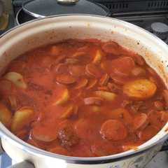 Una foto de Salchichas con chorizo y papas