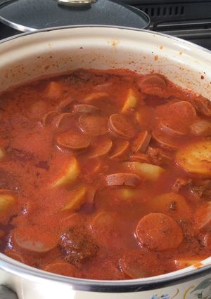 Una foto de Salchichas con chorizo y papas