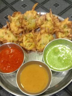 ડુંગળી બટેકા ના લચ્છા ભજીયા (Dungri Bataka Lachha Bhajiya Recipe In Gujarati) રેસીપી મુખ્ય ફોટો