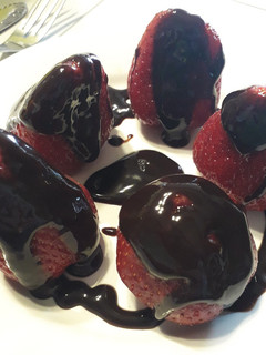 Una foto de Frutillas con salsa de chocolate