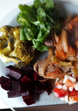 Una foto de Bifes a la Essen con verduras cocidas y crudas!!
