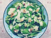 Una foto di insalata di spinaci