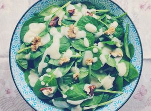 Foto di Insalata di spinaci novelli con vinaigrette alla pera e noci