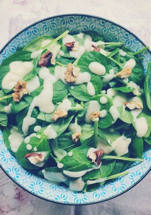 Foto di Insalata di spinaci novelli con vinaigrette alla pera e noci