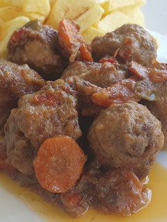 Una foto de Albóndigas con verduras