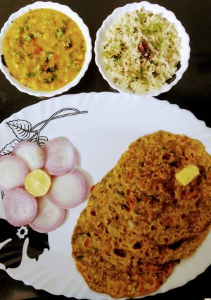 મીસ્સી રોટી વીથ મિક્સ દાલ, જીરા રાઇસ રેસીપી મુખ્ય ફોટો