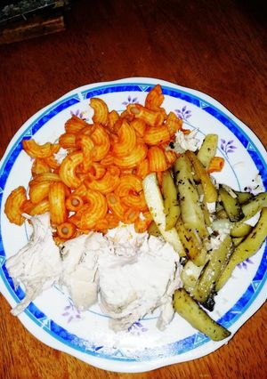 Una foto de Papas al horno con pechuga de pollo cocido y fideos