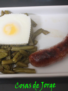 Una foto de Longaniza con judías verdes y huevo