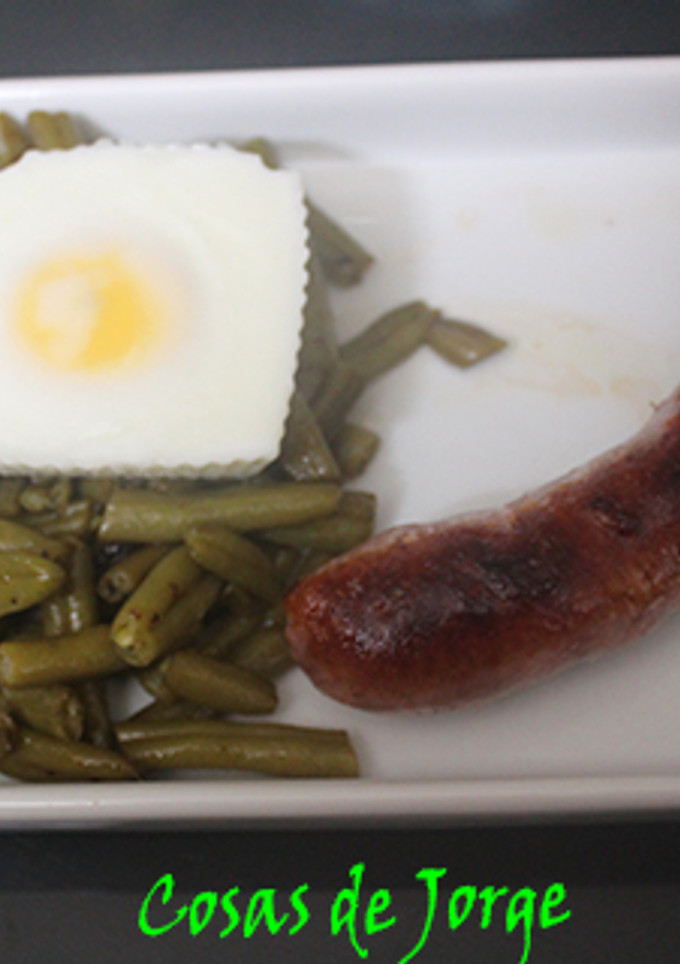 Una foto de Longaniza con judías verdes y huevo
