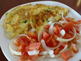 Omelette de cebollita de verdeo relleno de queso y panceta