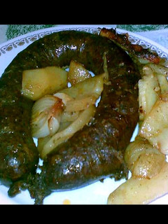 Májas hurka vele sült krumplival vöröshagymával recept fotója