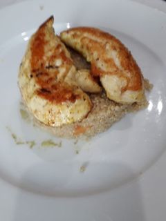 Une photo de Salade de quinoa surplombé de son filet de poulet