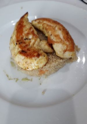 Une photo de Salade de quinoa surplombé de son filet de poulet
