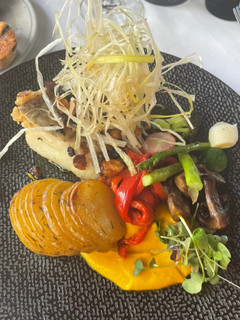 Una foto de Lomo de bacalao sobre romesco con patatas panadera y verduritas asadas