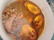 Una foto de sopa de lentejas
