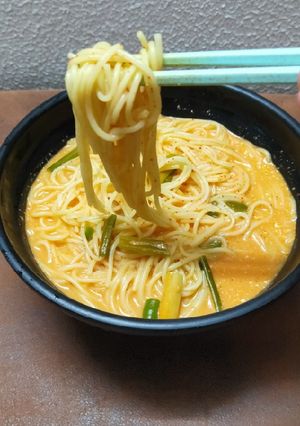 કોરિયન સ્પાઇસી રાઈસ નુડલ્સ (Korean Spicy Rice Noodles Reicpe In Gujarati) રેસીપી મુખ્ય ફોટો