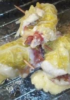 Foto di Involtini di petto di pollo,con speck emmental, avvolti in foglie di verza