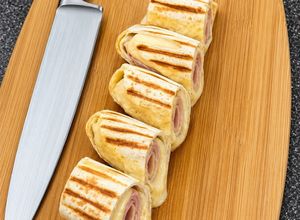 Una foto de C-H-E-E-S-Y Ham Burrito