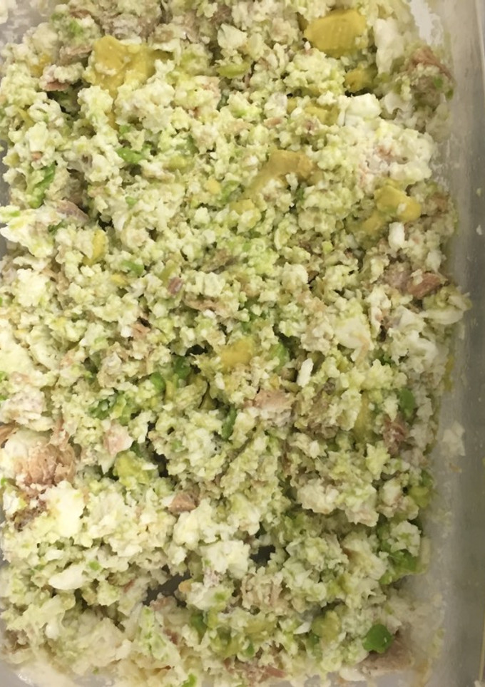 Una foto de Revuelto de claras de huevo, atún y aguacate..🤗
