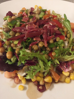 Una foto de Ensalada tibia de habitas con jamón