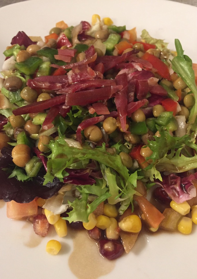 Una foto de Ensalada tibia de habitas con jamón