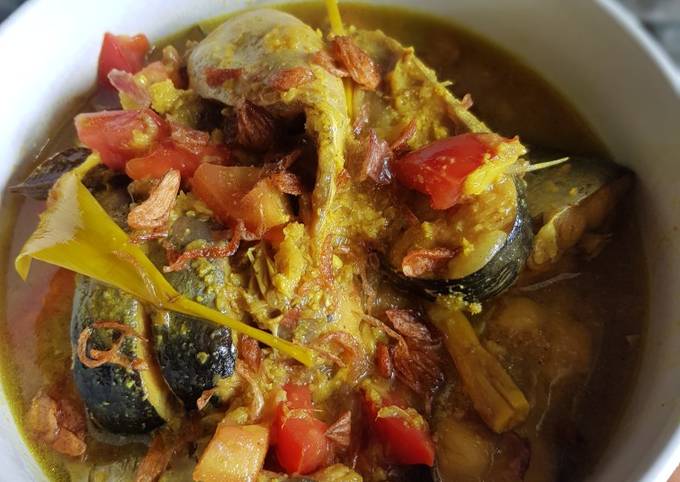 How to Prepare Yummy Ikan Patin Bumbu Kuning 🐟