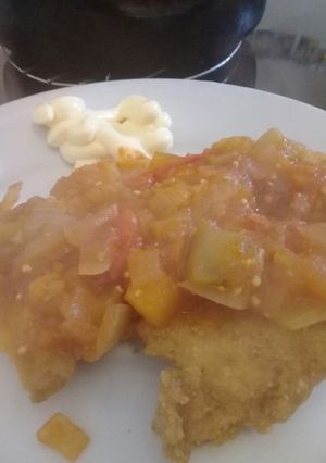 Una foto de Milanesa de pollo con salsa de berenjenas