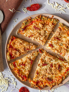 Una foto de Pizza de atún con base de calabacín