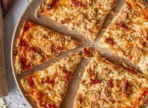 Una foto de Pizza de atún con base de calabacín