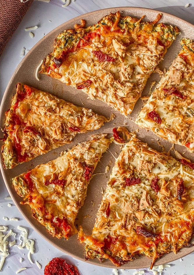 Una foto de Pizza de atún con base de calabacín