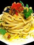 Linguine al riccio di mare e crema di ostriche, con mollica di pane, pistacchi e uova di pesce…