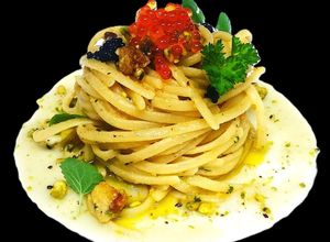 Foto di Linguine al riccio di mare e crema di ostriche, con mollica di pane, pistacchi e uova di pesce…