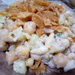 A picture of Alu Chana chat.