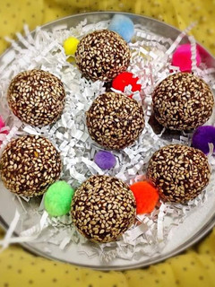 A picture of Nutty Sesame Ladoo.