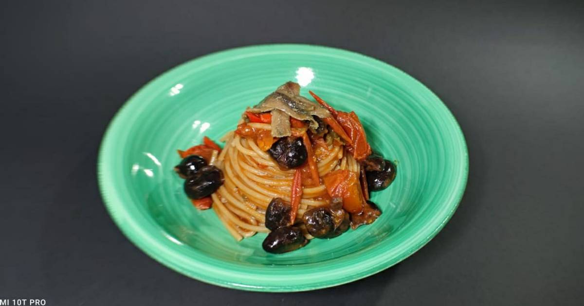 Spaghetti alla puttanesca: ricetta originale e varianti e gustose