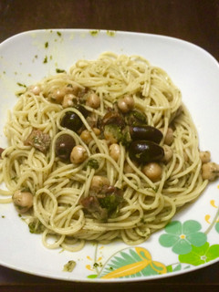 Una foto de Spaguetti Rubencini! Pesto de cilantro y garbanzos con pancheta y calamatas