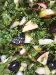 صورة لوصفة سلطة اوراق خضرا اسمها الغربي (كايل) مع الفواكه 👌👌😋😋🌷