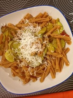 Foto di Caserecce di ceci con zucchine e pomodorini secchi