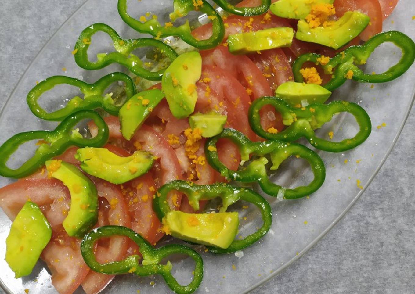 Ensalada de tomate, pimiento y aguacate