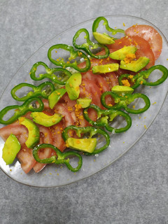 Una foto de Ensalada de tomate, pimiento y aguacate