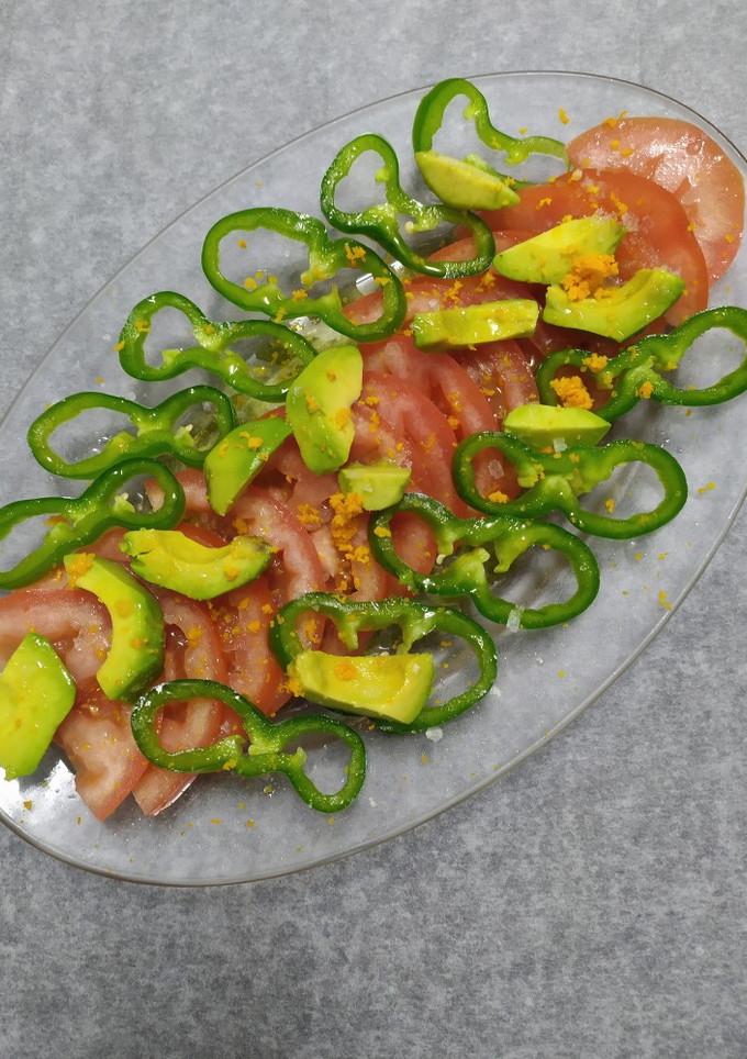 Una foto de Ensalada de tomate, pimiento y aguacate