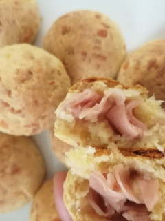 Una foto de Scones de queso rellenos de jamón