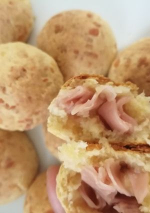 Una foto de Scones de queso rellenos de jamón