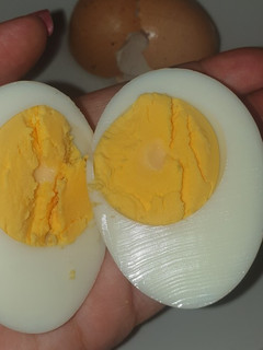 Una foto de Cocer huevo en olla gm, huevo duro