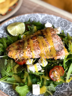 Una foto de Ensalada templada de verano con salmón y miel mostaza