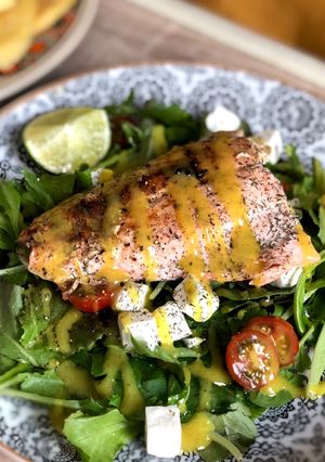 Foto principal de Ensalada templada de verano con salmón y miel mostaza