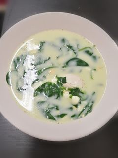Spenótleves buggyantott tojással recept fotója