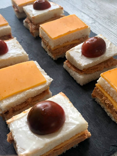 Una foto de Canapés de paté de pollo con tomates secos